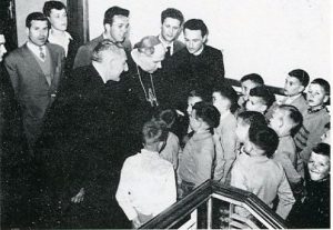 Mons. Antonio Santin Vescovo di Trieste e Capodistria in visita ai bambini dello Zandonai